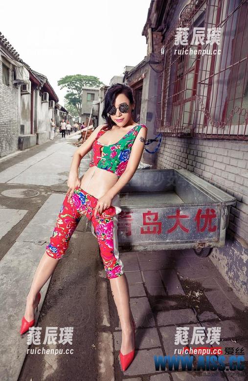 自由奔放的操场：爱丝直穿少女写真集代言人！