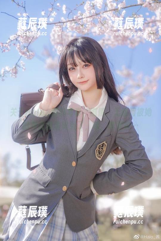 Halo_酱 关于Halo_酱的写真,剧情,无意间被她的神态偷偷吸引了,唉,真要命…