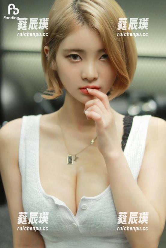 Hyoyeon(김효연)的最新美图，运动风的那一秒，我差点忘了喘气！