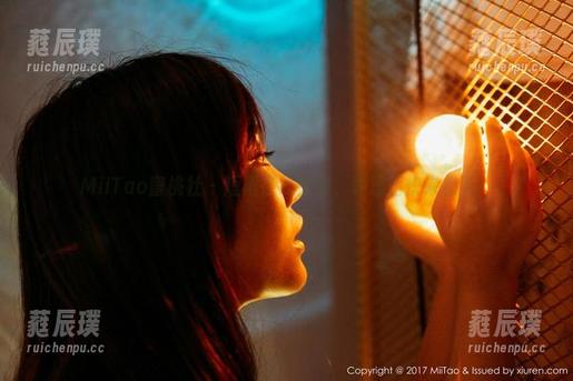MiiTao蜜桃社-许思铭 MiiTao蜜桃社 - 短裙在线作业,许思铭快来扔花!