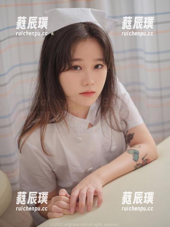 看！Sira(시라)的真最新白丝COS，颜色和光影打得恰到好处，让我不禁多看几眼。