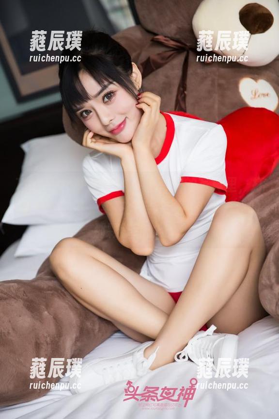 TouTiao头条女神 - 梁芮溪的写真里，打着温柔标签，实在太会啊，不想面对我的那颗躁动的心。