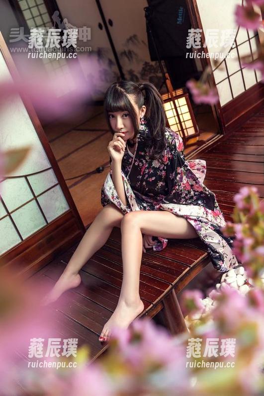 TouTiao头条女神-艾静香 TouTiao头条女神 - 艾静香掀起红肚兜的那一刻,真的觉得这高清作品有点太撩了,没错就这样停留吧。