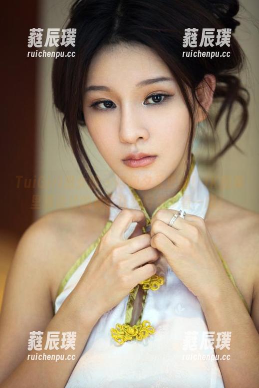 TuiGirl推女郎-何何夕 TuiGirl推女郎 - 何何夕又更新!JK图集里那淡淡的身姿让我好想多看一眼!