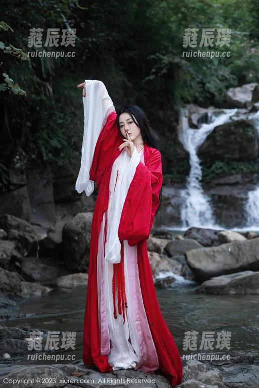 Xiuren秀人网-孟狐狸FoxYini Xiuren秀人网 - 浴缸里的孟狐狸FoxYini,真心觉得这是个定制图集,泡泡里有宽松的自由。