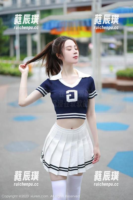 Xiuren秀人网-软糖爱喝奶 Xiuren秀人网 - 在软糖爱喝奶的JK作品集中,是时候沉浸在软软的节奏中了。