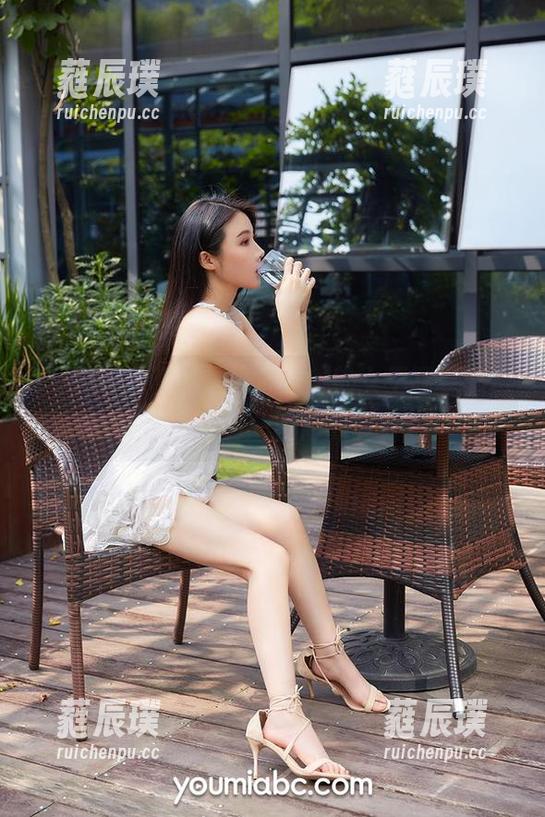 YouMi尤蜜荟-黄乐然 YouMi尤蜜荟 - 在黄乐然的女王写真前,确实有那么一瞬间的静默。