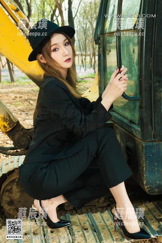丽柜-团子 丽柜 - 团子的浴室心语,作品的每一缕光影都暗藏秘密