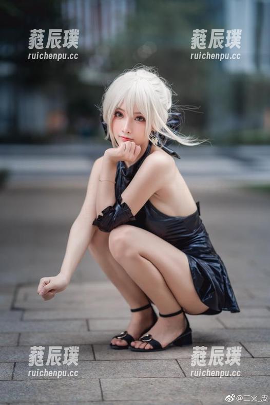 图片抓拍的只是简言，女王气场在线，简直想给她一个赞！