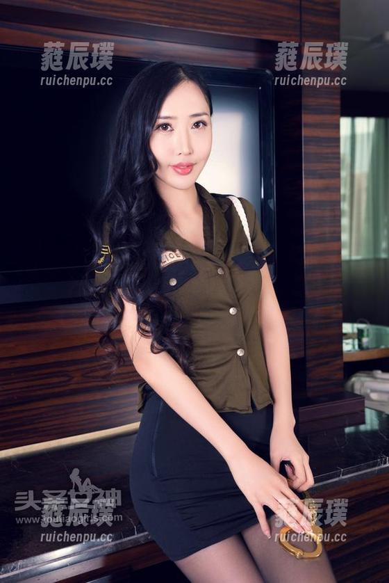 头条女神-童安琪 头条女神 - 不可思议的童安琪:女王级别的原图,图包里的小细节值得一探!