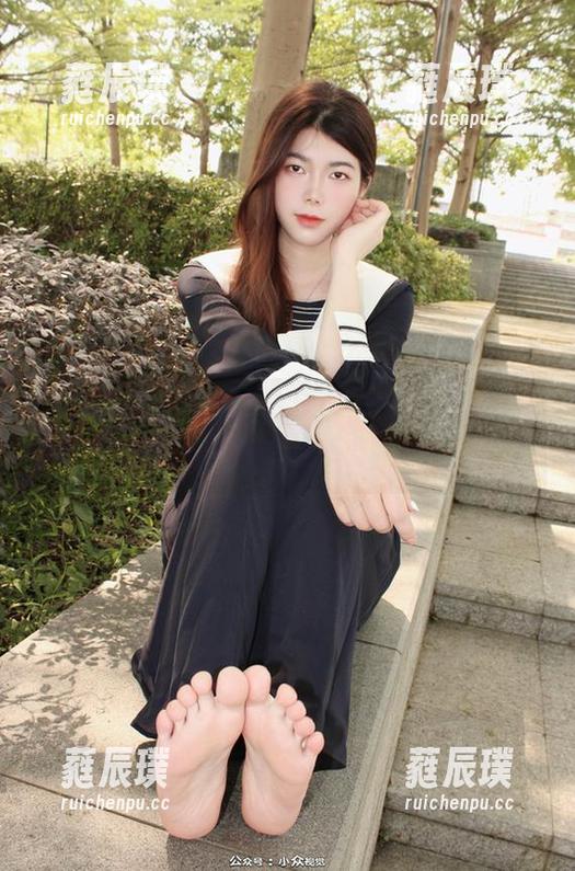 小众视觉-悦悦 小众视觉 - 更新了一组悦悦原图,黑丝也可以这么宠粉,要不要一起夸?
