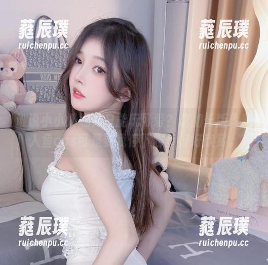 谁说小小奶瓶儿只能玩可爱？这加长版珍珠人鱼cos可是要我停下脚步好好欣赏。
