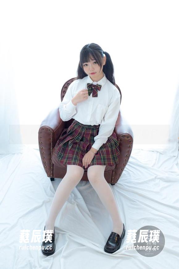 少女秩序 少女秩序:被白丝和米色短裙俘获的目光