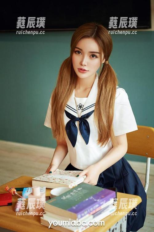 尤蜜荟 - 尹菲私拍图集：就是不穿外面的衣服！因为这睡衣够能打。