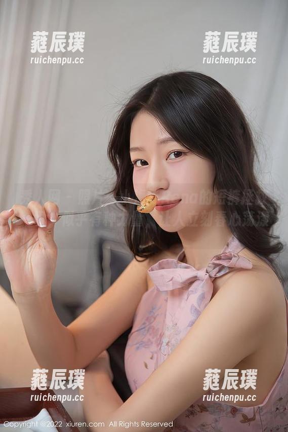 秀人网-小海臀Rena 秀人网 - 照片:小海臀Rena的短裤拯救一切,似乎有种力量,让人立刻春心荡漾。