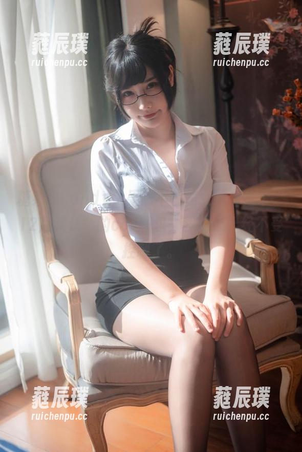 糖果果Candy，果然不愧是女神，这个“12月舰长”的cos图包，我的心已经不受控制了。