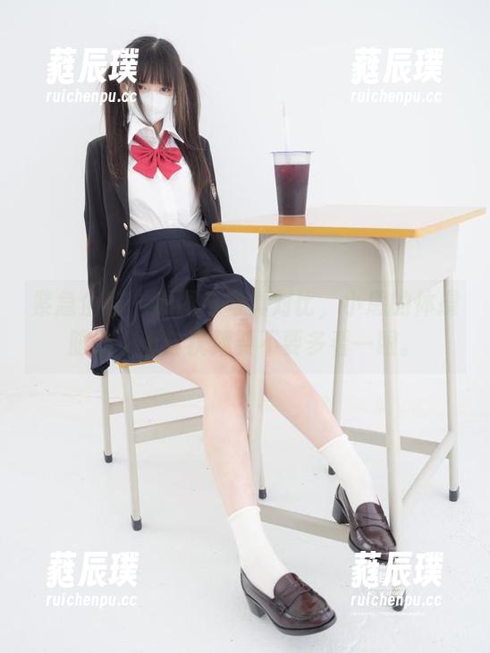 紧急企划-小恩 紧急企划 - 原图与写真对比,小恩的体操服让人十分犹豫要不要多看一眼。