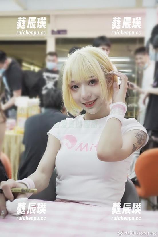 舞小喵上线，全套学姐写真，体验一下校园爱慕的酸甜。