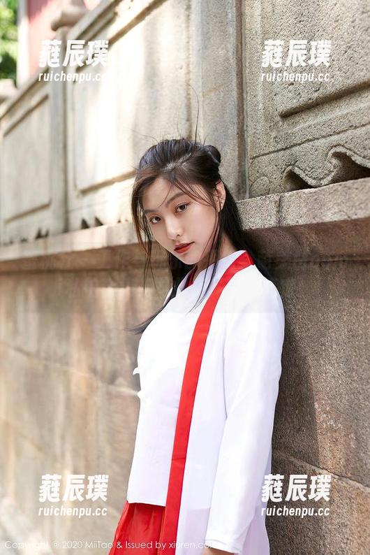 蜜桃社-萌美Moemi 蜜桃社 - 工作与玩乐的平衡:萌美Moemi私拍合集,职业装,轻松搞定!