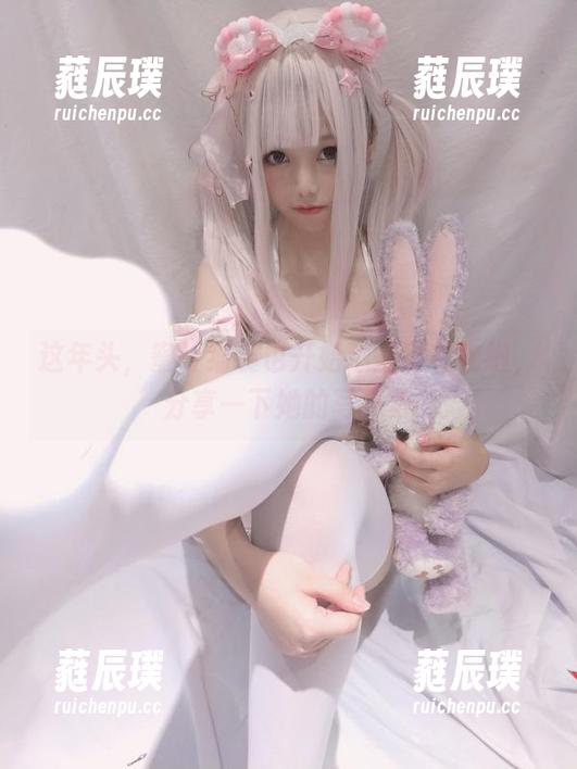 这年头，蜜汁猫裘也开始送圣诞礼物啦，分享一下她的写真集