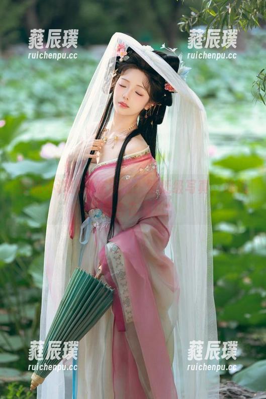 雯妹不讲道理在泳池：壁纸级写真，谁说只适合在海边！
