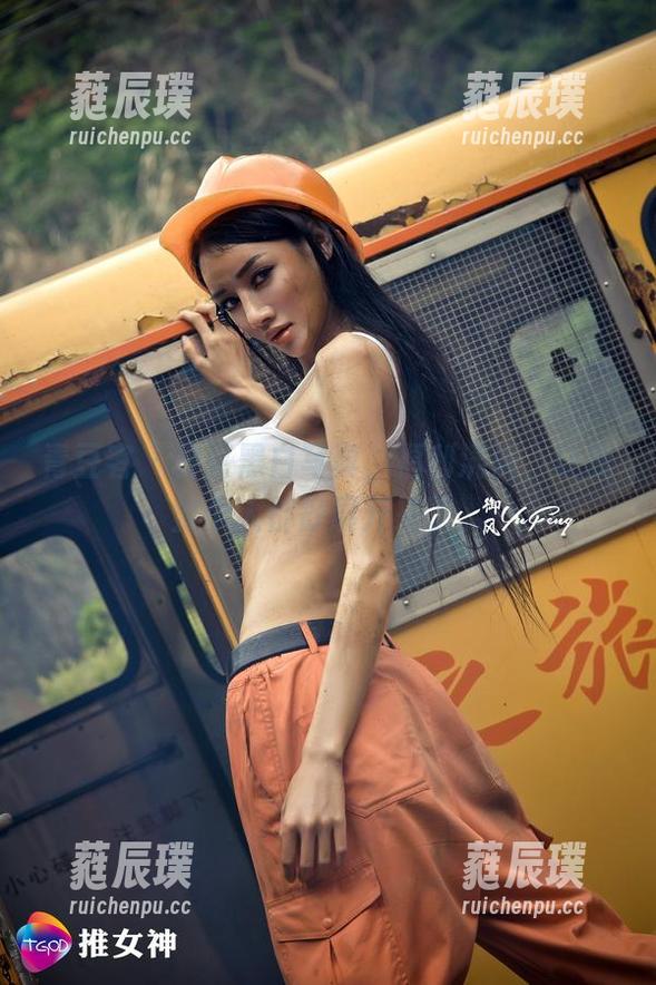 青豆客 - 佟蔓黑白写真，福利满满，让我整个人都舒展开来了。