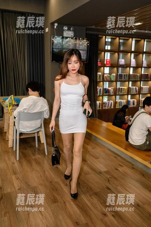 魔镜街拍 魔镜街拍:长腿皮裙美女的套图,真心觉得下次出门试试,结果还是我想多了…